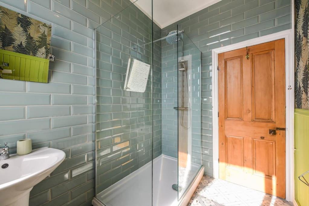 Traditional 3-Bed Property In Pontcanna With Parking Cardiff Exterior foto