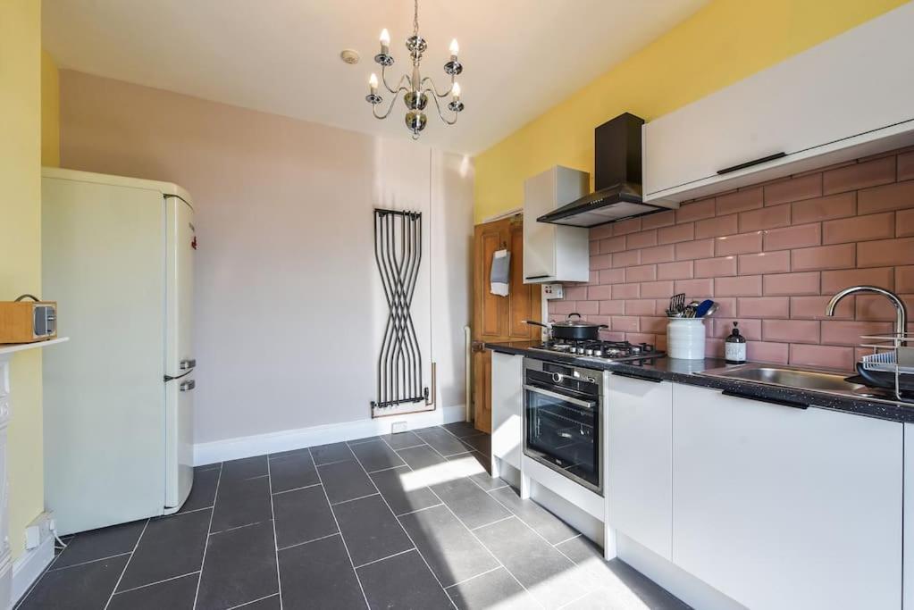Traditional 3-Bed Property In Pontcanna With Parking Cardiff Exterior foto